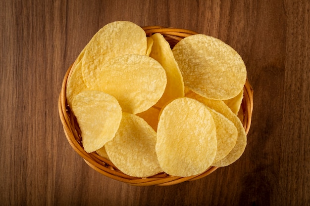 Pyszne chrupiące chipsy ziemniaczane na stole