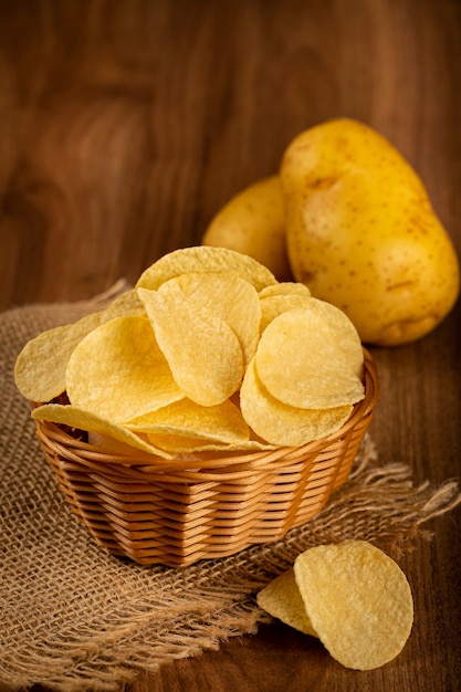 Pyszne chrupiące chipsy ziemniaczane na stole