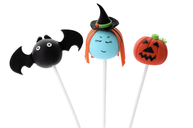 Pyszne ciasto o tematyce Halloween wyskakuje na białym tle