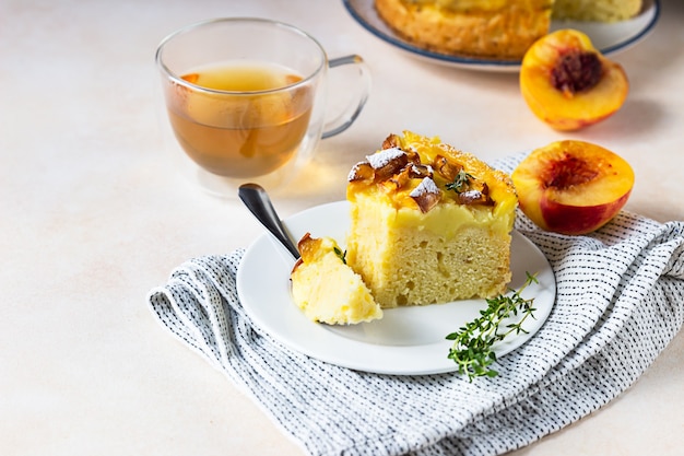 Pyszne ciasto szyfonowe z kremem budyniowym i nektarynkami z herbatą ziołową i tymiankiem