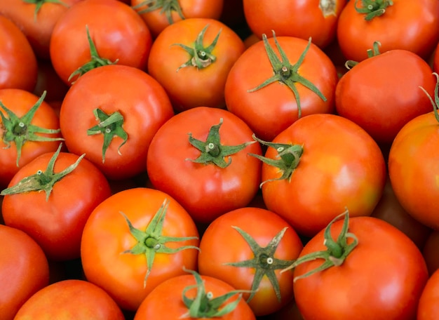 Pyszne czerwone pomidory Stos pomidorów