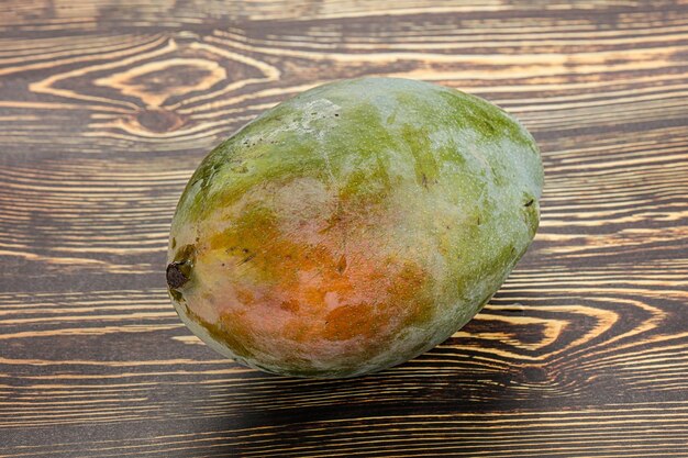 Pyszne dojrzałe słodko-zielone tropikalne mango