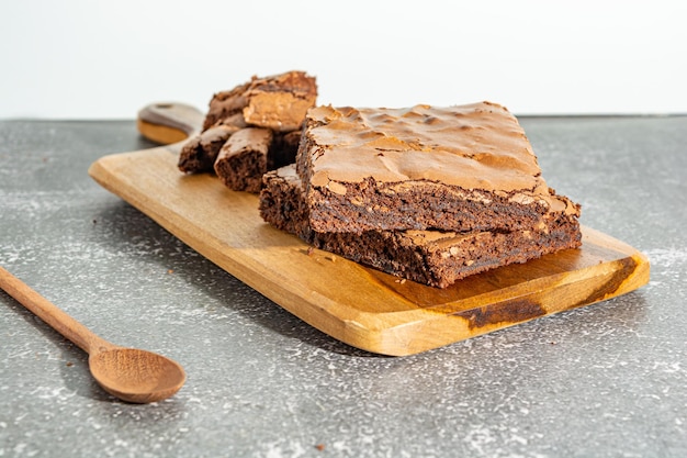 Pyszne domowe czekoladowe brownie nad stołem pyszny smaczny deser