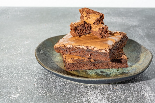 Pyszne domowe czekoladowe brownie nad stołem pyszny smaczny deser