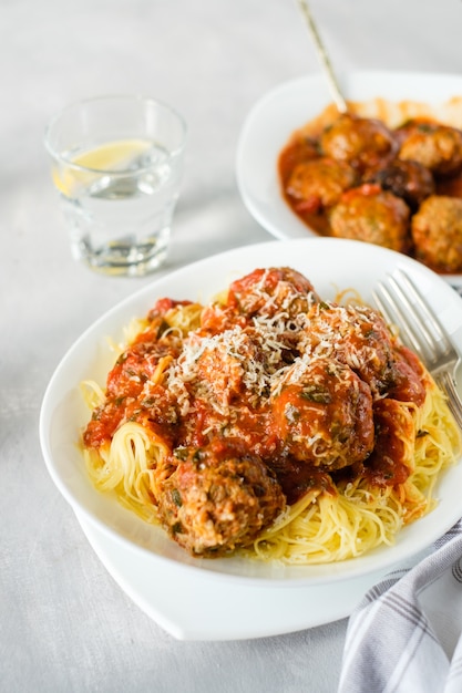 Pyszne domowe kulki mięsne w sosie pomidorowym ze spaghetti.
