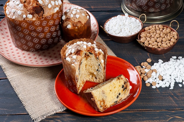 Zdjęcie pyszne domowe panettone z czekoladą