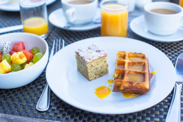 Pyszne gofry, ciasto, kawa i sok serwowane na śniadanie w restauracji ośrodka