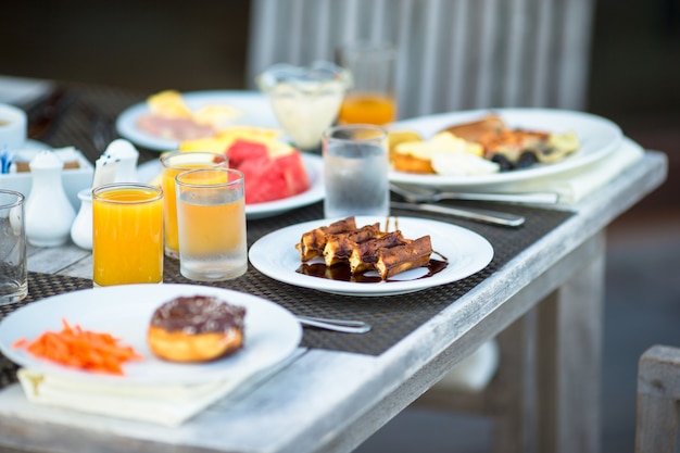 Pyszne gofry, ciasto, kawa i sok serwowane na śniadanie w restauracji w ośrodku