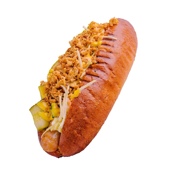 Pyszne grillowane hot-dogi z musztardą, ogórkami i cebulą.