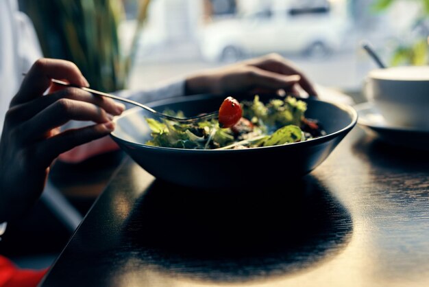 Pyszne jedzenie na talerzu, restauracja, kawiarnia, filiżanka kawy na tle, czerwony widelec pomidorowy, zdjęcie wysokiej jakości.