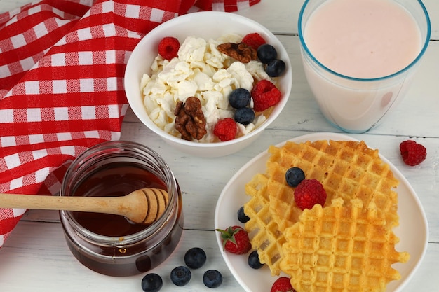 Pyszne jedzenie z miodem waflowym i domowym serem z jagodami