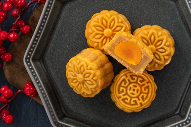 Pyszne kantońskie ciasto księżycowe na święto MidAutumn Festival żywności mooncake na niebieskim tle stołu