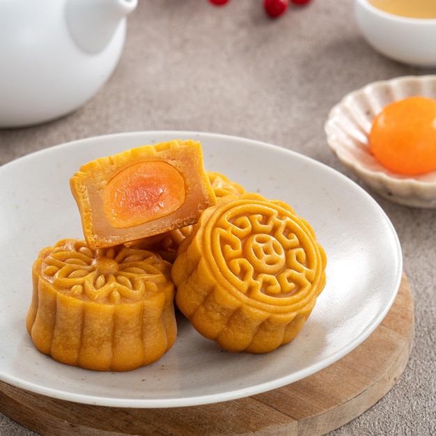 Pyszne kantońskie ciasto księżycowe na święto MidAutumn Festival żywności mooncake na szarym tle stołu