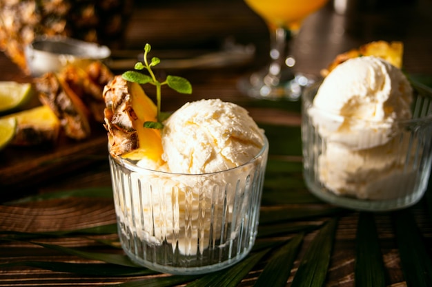 Pyszne lody ananasowe sorbet lody letnie jedzenie koncepcji
