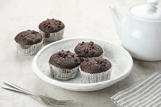 Pyszne muffiny czekoladowe z kawałkami czekolady