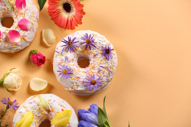 Pyszne pączki i kwiaty na brzoskwiniowym tle