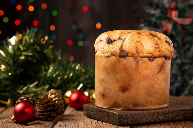 Pyszne panettone z kawałkami czekolady na udekorowanym świątecznym stole.