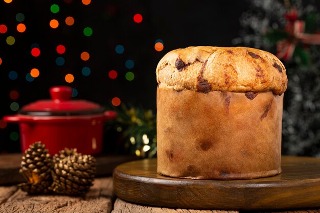 Pyszne panettone z kawałkami czekolady na udekorowanym świątecznym stole.