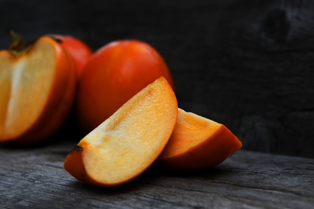 Pyszne persimmons na drewnianym