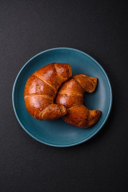 Pyszne, pieczone, chrupiące croissanty jako element odżywczego śniadania