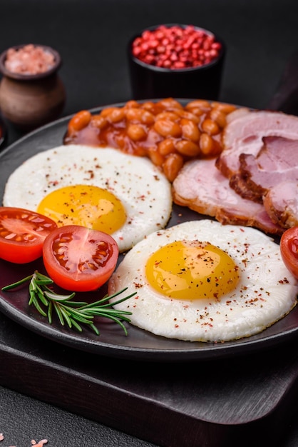 Pyszne pożywne śniadanie angielskie z jajkiem sadzonym i pomidorami