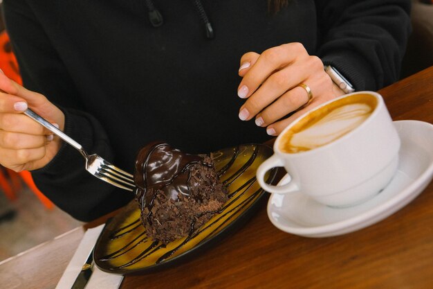 Pyszne Profiteroles Z Czekoladą Na Stole