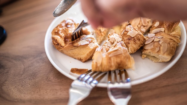 Pyszne Pyszne Z Croissantem Pokrojonym Migdałem