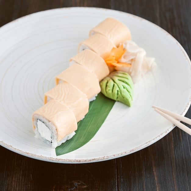 Pyszne, ręcznie robione sushi. Tradycyjne japońskie jedzenie