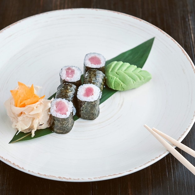 Pyszne, ręcznie robione sushi. Tradycyjne japońskie jedzenie