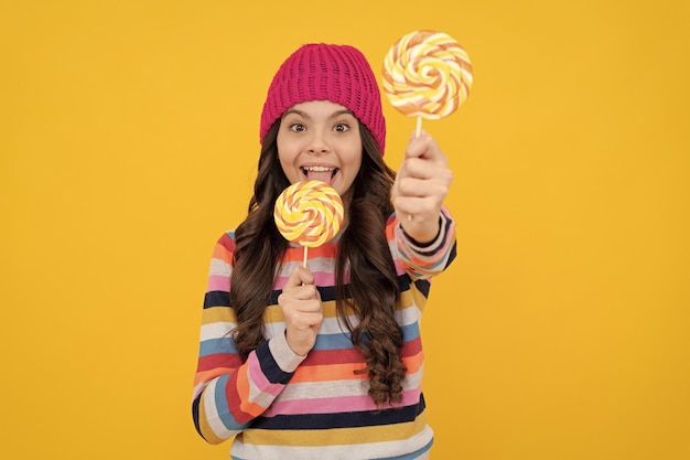 Pyszne selektywne skupienie szczęśliwa nastolatka liżąca lizaka Lollipop Lady Kid z kolorowym lollypopem