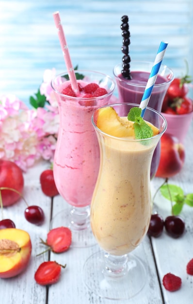 Pyszne smoothie na zbliżenie na stole