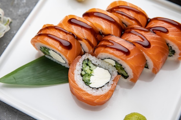Pyszne sushi, bułki z łososiem. Kuchnia japońska