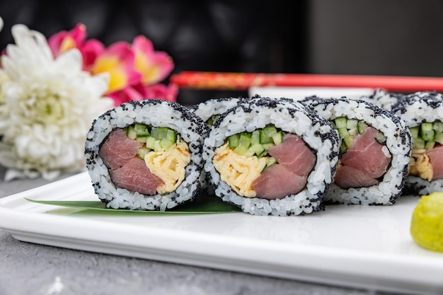 Pyszne sushi, bułki z tuńczykiem. Kuchnia japońska