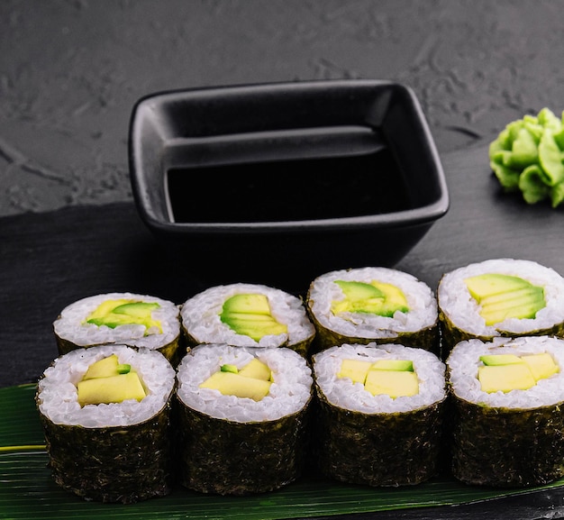 Pyszne sushi maki z awokado na czarnym