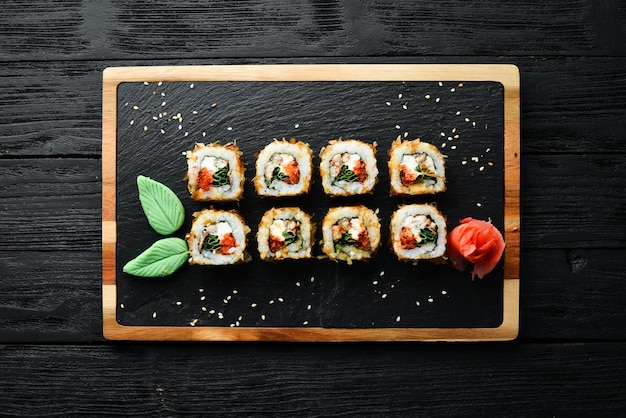 Pyszne sushi z kawiorem z tuńczyka i cebulą Menu sushi japońskiej restauracji Widok z góry