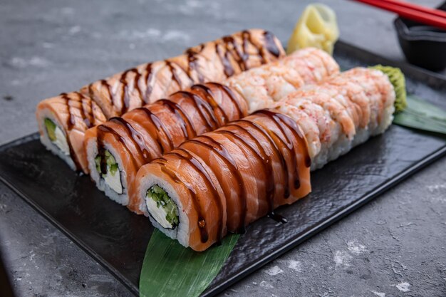 Pyszne sushi, zestaw rolek z tuńczykiem, łososiem. Kuchnia japońska