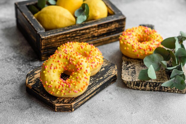 Pyszne świeże pączki w żółtej polewie z nadzieniem o smaku cytrynowym