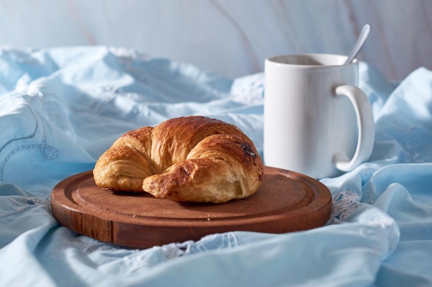 Pyszne, świeżo Pokrojone Migdały Croissant Z Nadzieniem Czekoladowym