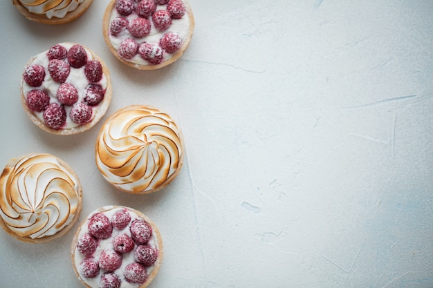 Pyszne Tartlets Z Cytryną I Malinami.