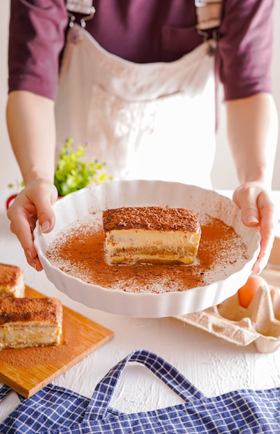 Pyszne Tiramisu - tradycyjny włoski deser z sera mascarpone i herbatników.