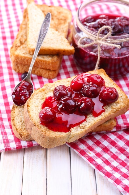 Pyszne tosty z dżemem na zbliżenie na stole