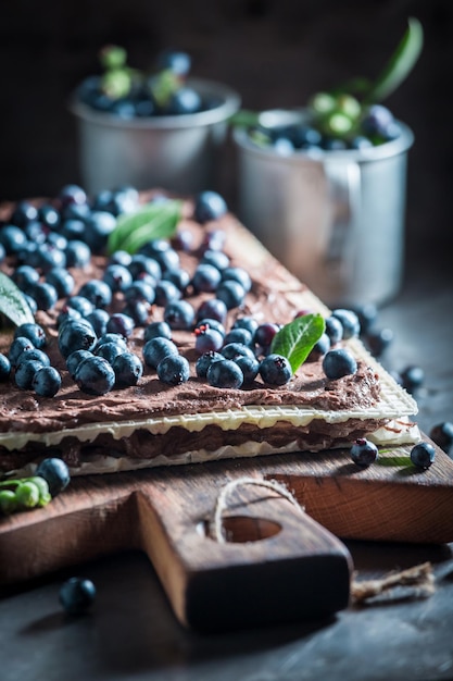 Pyszne wafelki ze świeżych jagód i czekolady