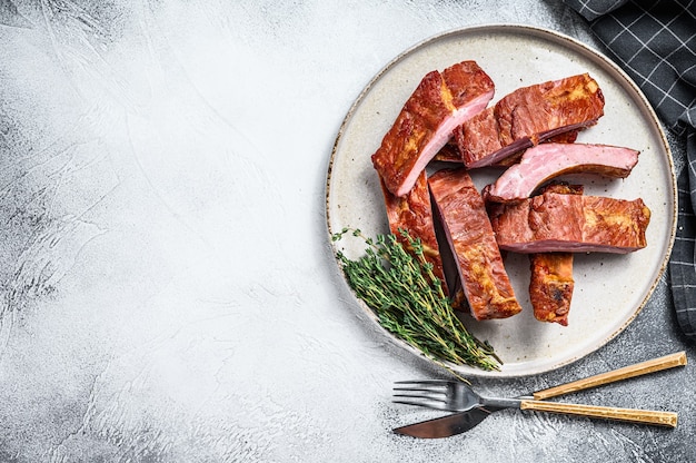 Pyszne wędzone żeberka wieprzowe w plastrach w sosie barbecue. Widok z góry. Skopiuj miejsce.