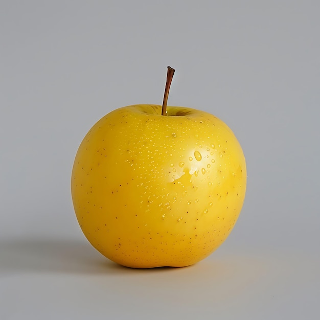 Pyszne złote jabłko na białym tle