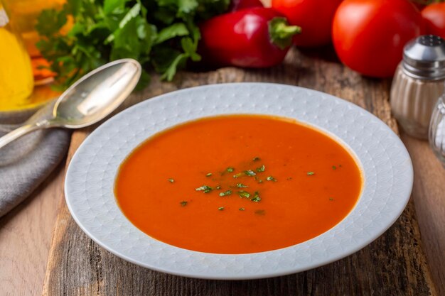 Pysznie wyglądająca zupa pomidorowa. Turecka nazwa; Tomates corbasi