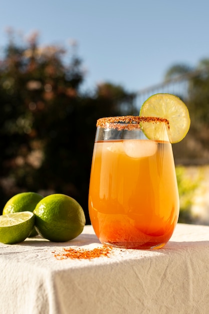 Pyszny asortyment napojów michelada