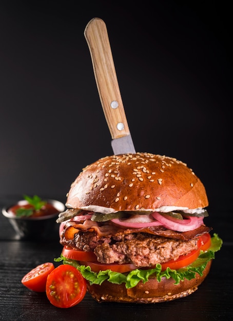 Zdjęcie pyszny burger wołowy z pomidorkami cherry