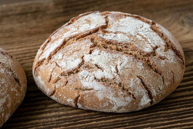 Pyszny chleb pieczony na drewnianym tle