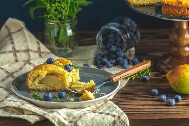 Zdjęcie pyszny deser tarta jagodowa ze świeżymi jagodami i gruszkami słodki smaczny sernik ciasto jagodowe kuchnia francuska artystyczna martwa natura w stylu malarstwa holenderskiego skopiuj miejsce na swój tekst