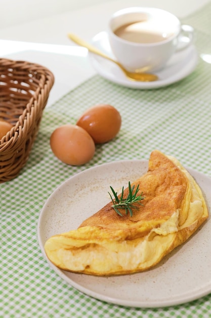 Zdjęcie pyszny domowy serowy omlet na stole, stół śniadaniowy.